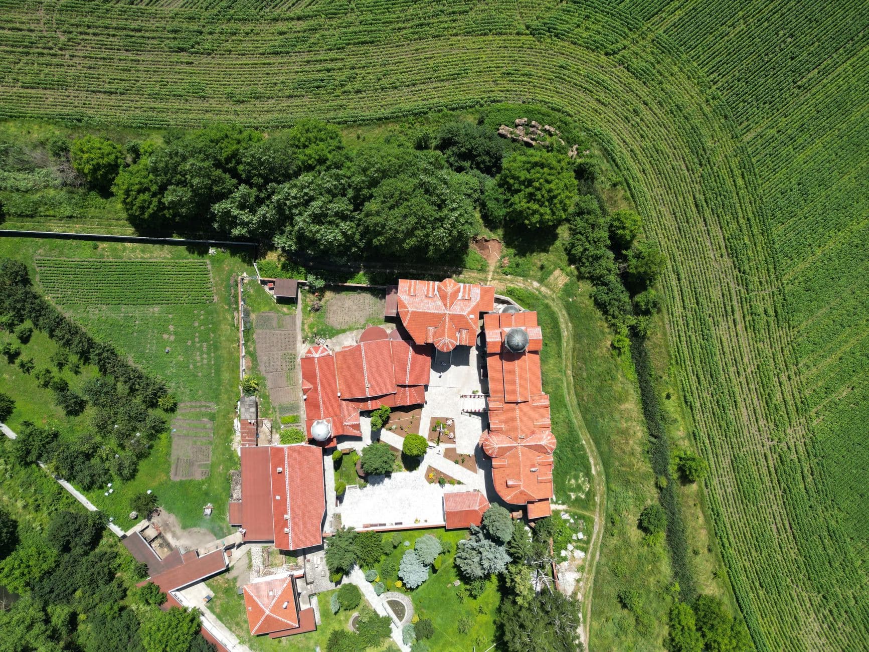 Vue aérienne d"un monastère entouré de verdure près de Sofia en Bulgarie