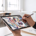 Personne dessinant de l'art abstrait coloré sur une tablette OPPO Pad 3 Pro avec un stylet dans un bureau moderne et lumineux.