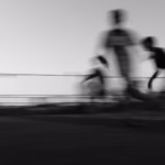 Coureurs saisis avec un flou de mouvement en noir et blanc