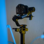 Caméra montée sur un stabilisateur de type Ronin en intérieur
