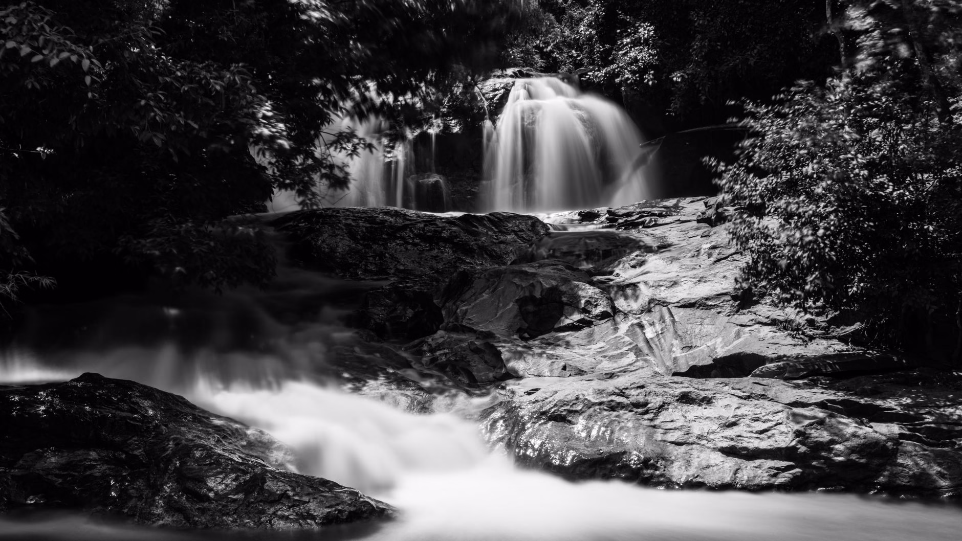 Cascade photographiée en pose longue avec eau lissée