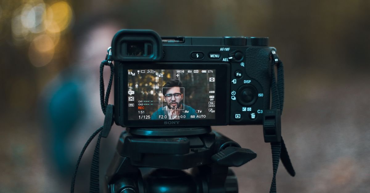 Appareil photo sur trépied visant un sujet en portrait