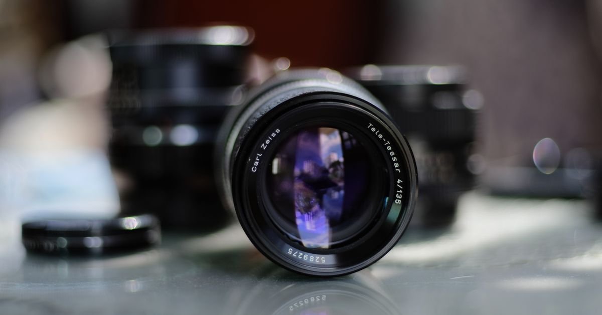 Gros plan sur un objectif photo pour illustrer l’ouverture