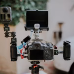 Setup vidéo hybride avec cage et accessoires pour illustrer un kit SmallRig Canon R5 R6 R5 C