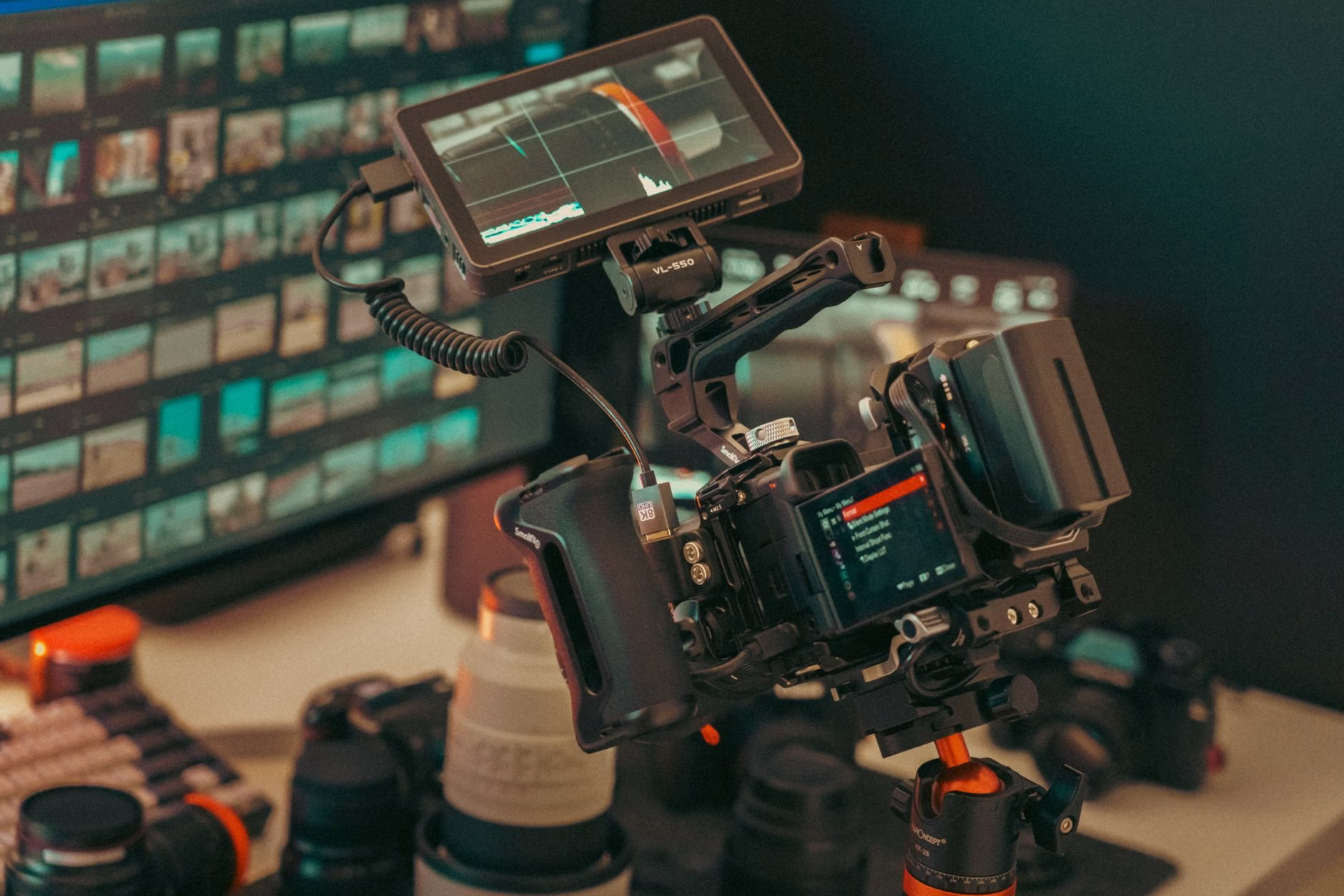 Configuration vidéo en studio avec caméra, moniteur et accessoires de tournage