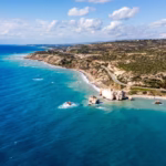 Rocher d’Aphrodite et côte de Paphos à Chypre vus depuis la mer