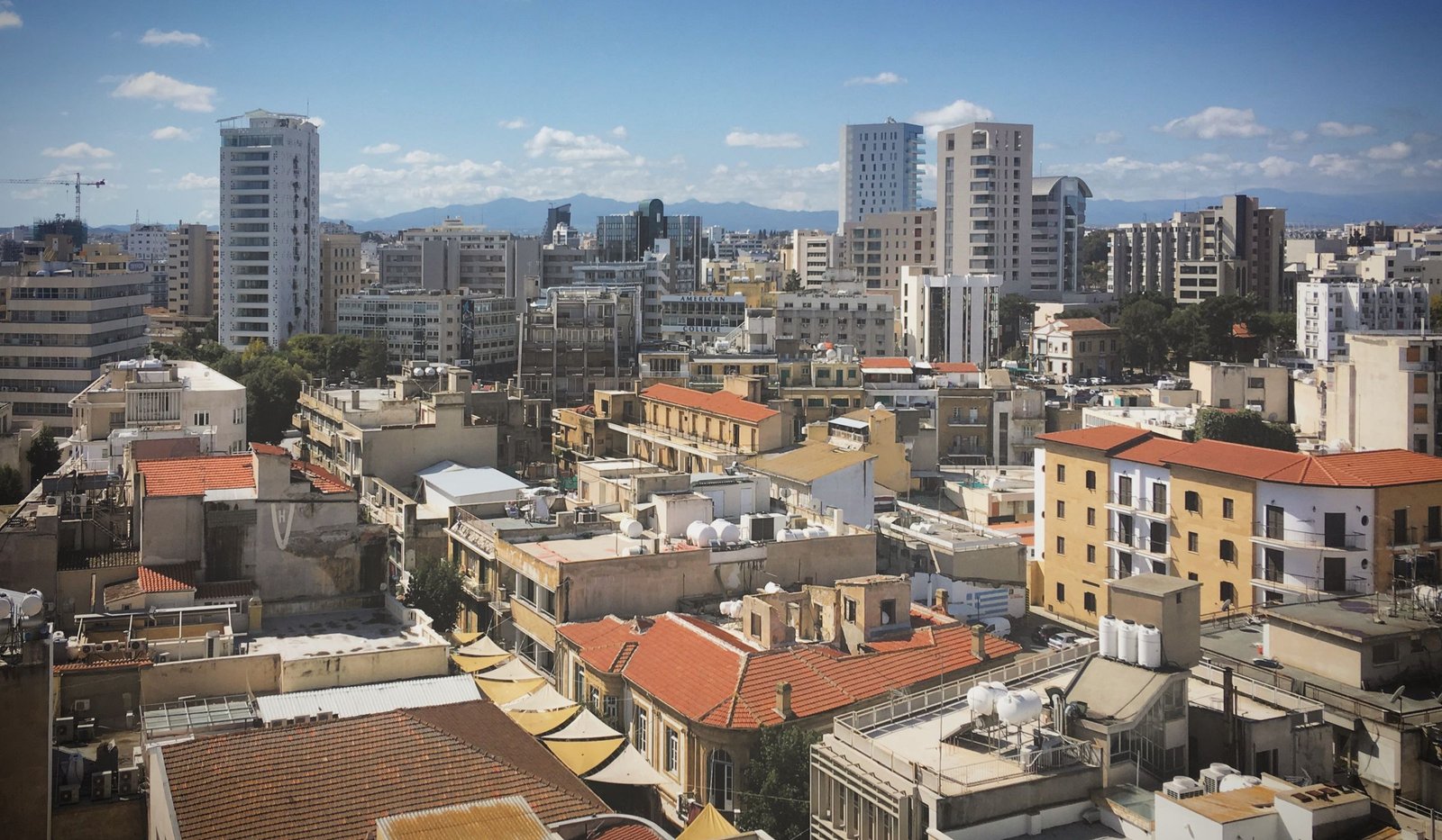 Vue urbaine de Nicosie sous un ciel bleu à Chypre