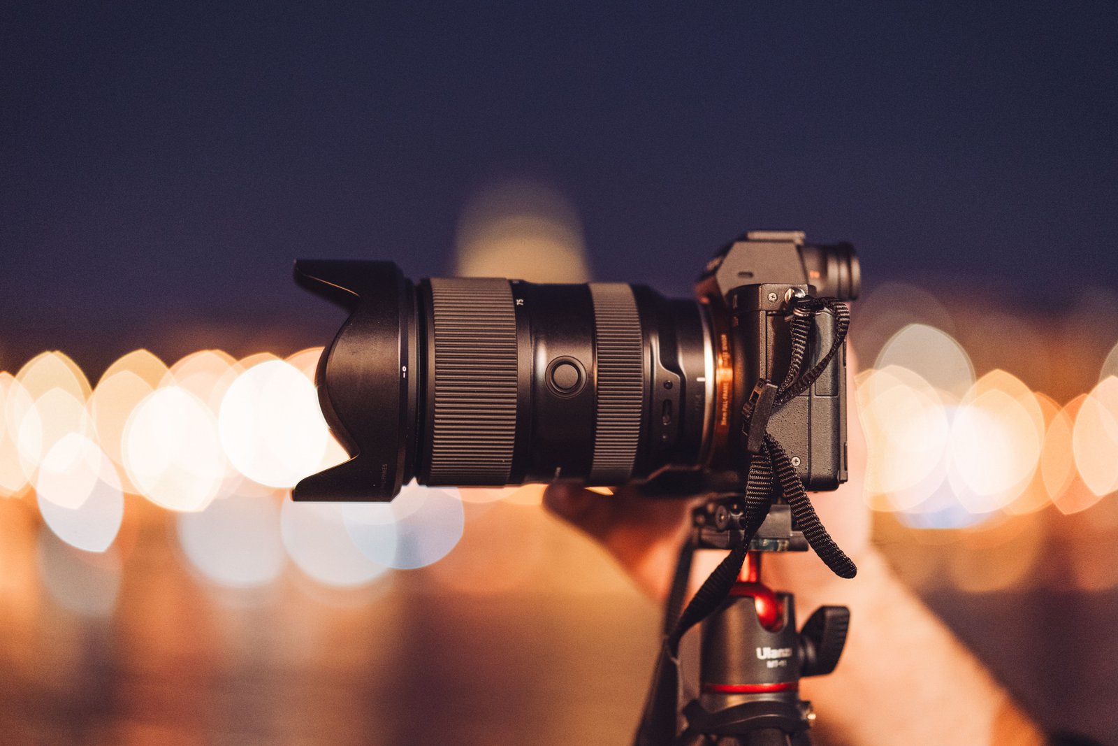 Gros plan d’un appareil photo sur trépied avec arrière-plan flou