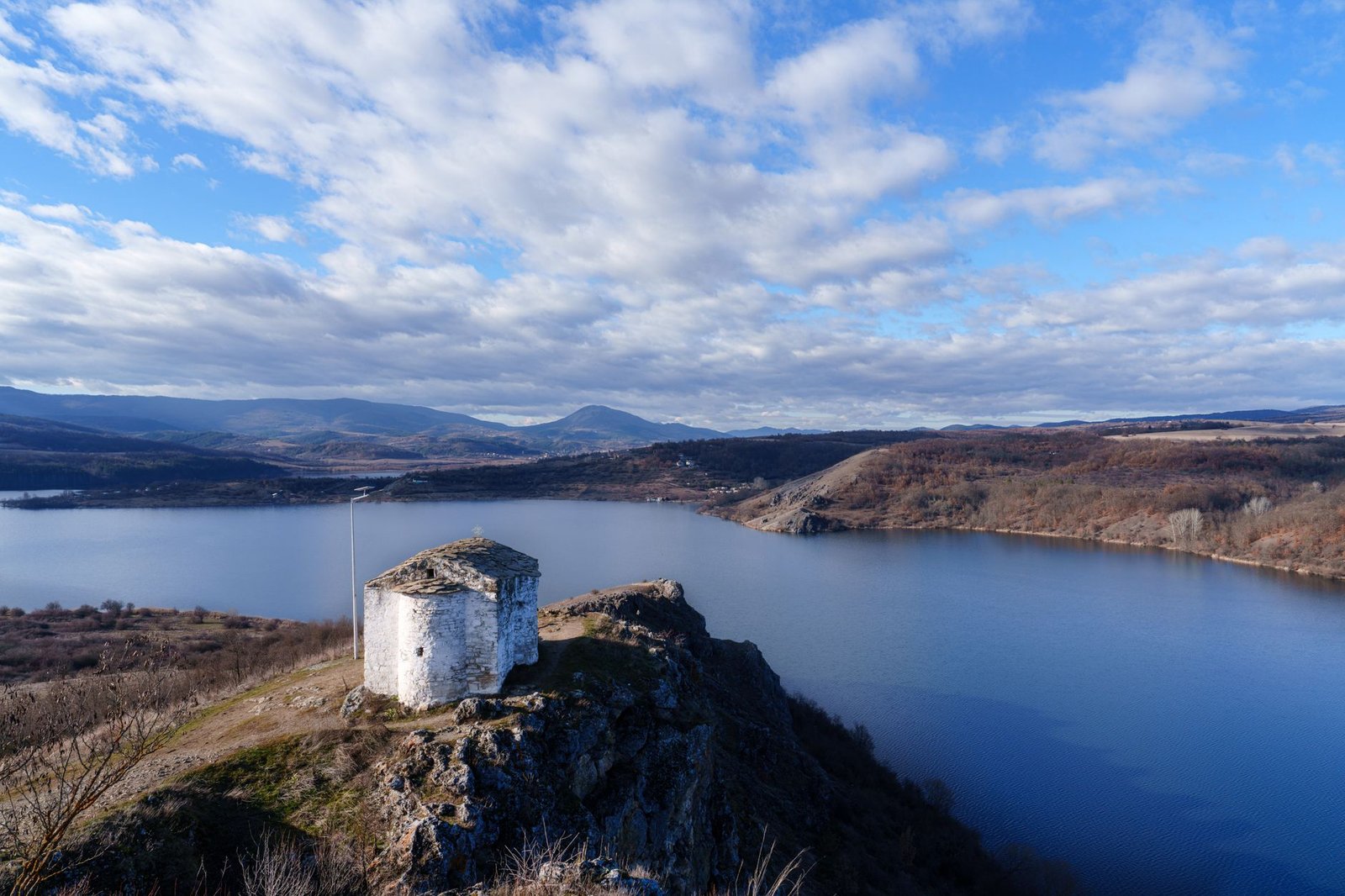 Vue aérienne du lac de Pchelina et d’une chapelle en Bulgarie