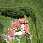 Vue aérienne d"un monastère entouré de verdure près de Sofia en Bulgarie