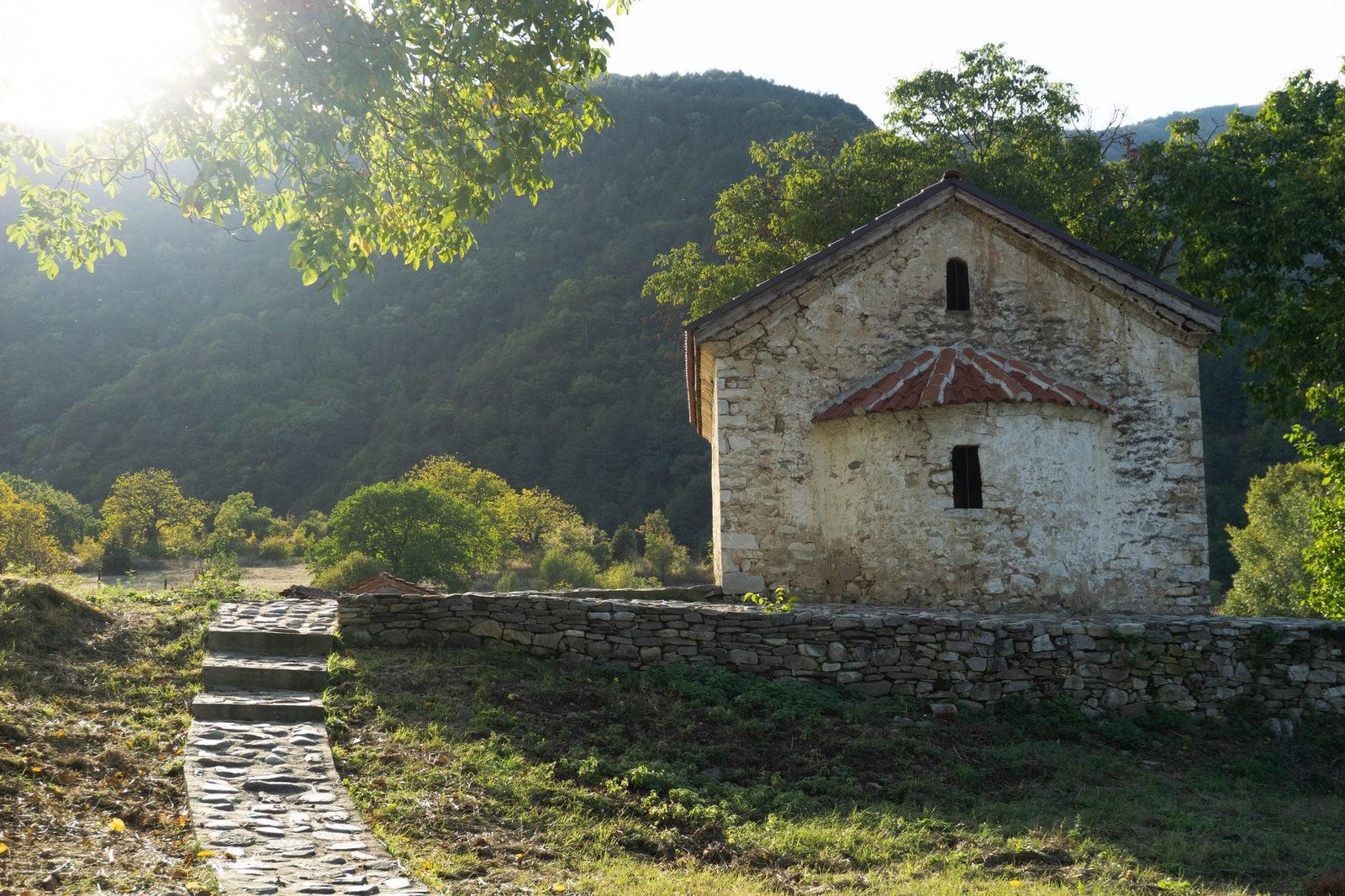 Chapelle du monastère de Bachkovo en Bulgarie entourée de verdure