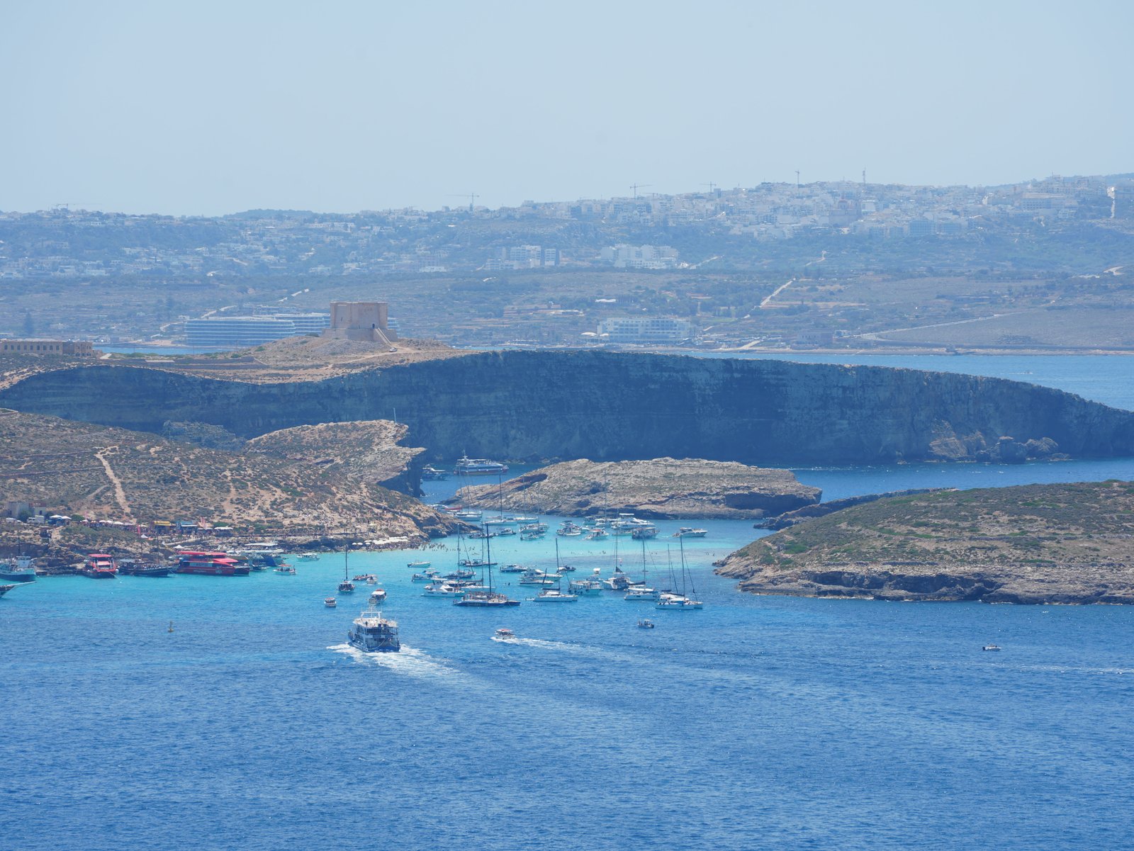 Vue aérienne du Blue Lagoon à Malte avec eau turquoise et bateaux