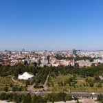 Vue aérienne de Bucarest en Roumanie avec ses parcs et son skyline