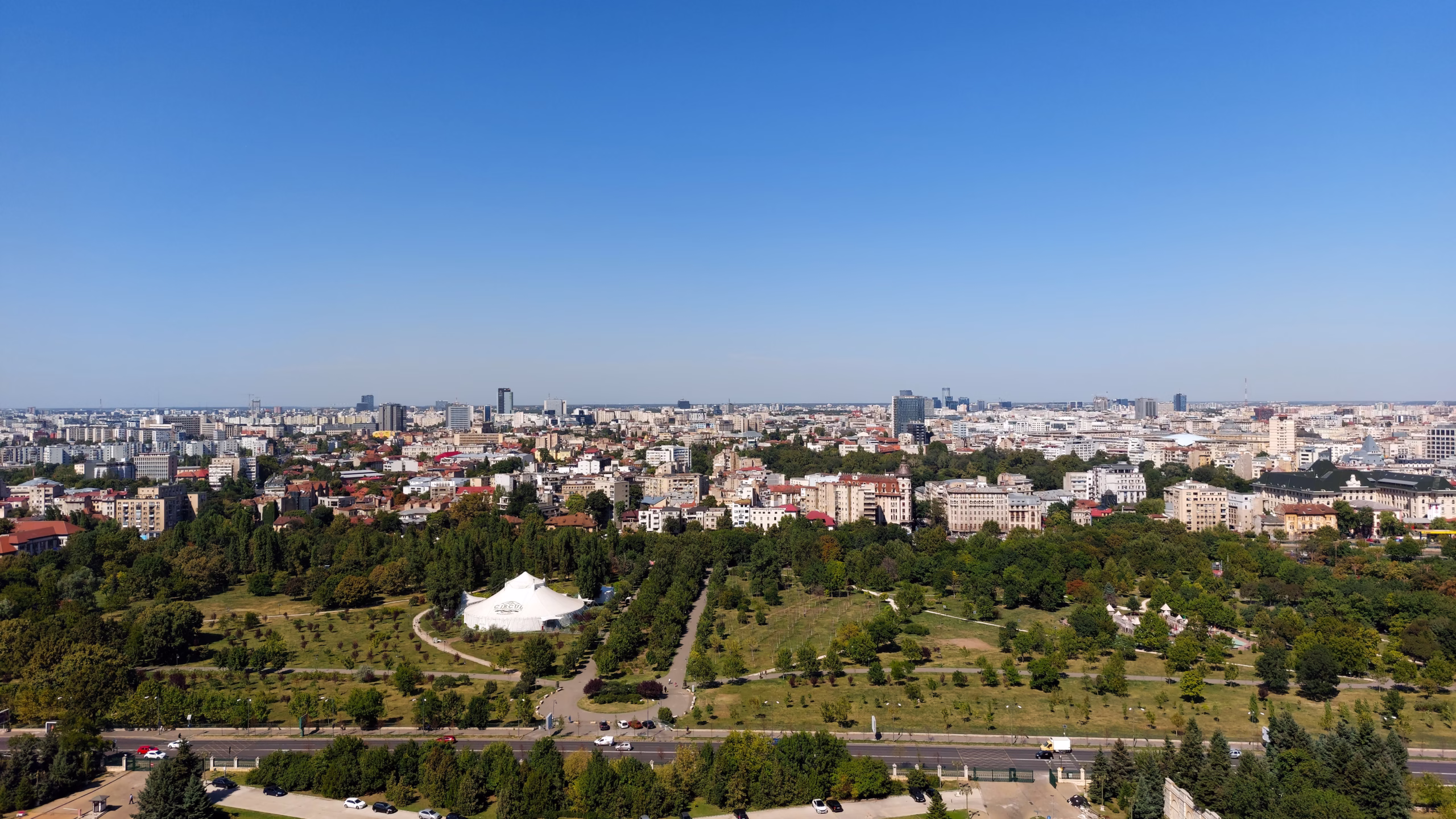 Vue aérienne de Bucarest en Roumanie avec ses parcs et son skyline