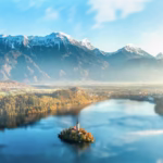 Vue sur le lac de Bled et son îlot en Slovénie au coucher du soleil