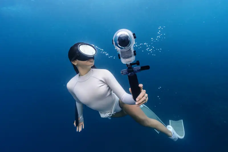 Insta360 X6 avec caisson de plongée sous l’eau