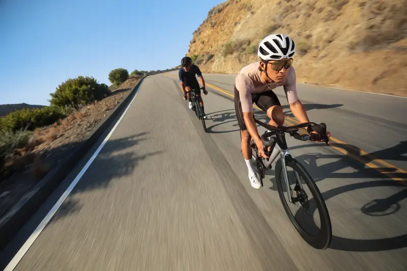 Insta360 X6 filmant une sortie vélo sur route