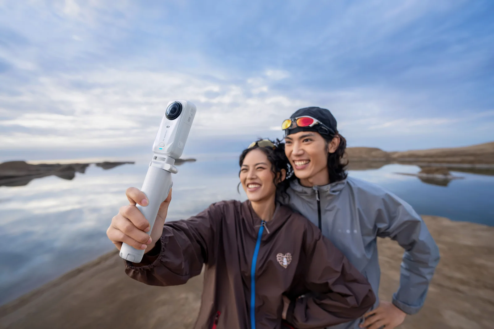 Insta360 X6 utilisée en extérieur pendant une sortie