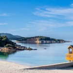 Plage et eau claire à Ksamil sur la côte albanaise