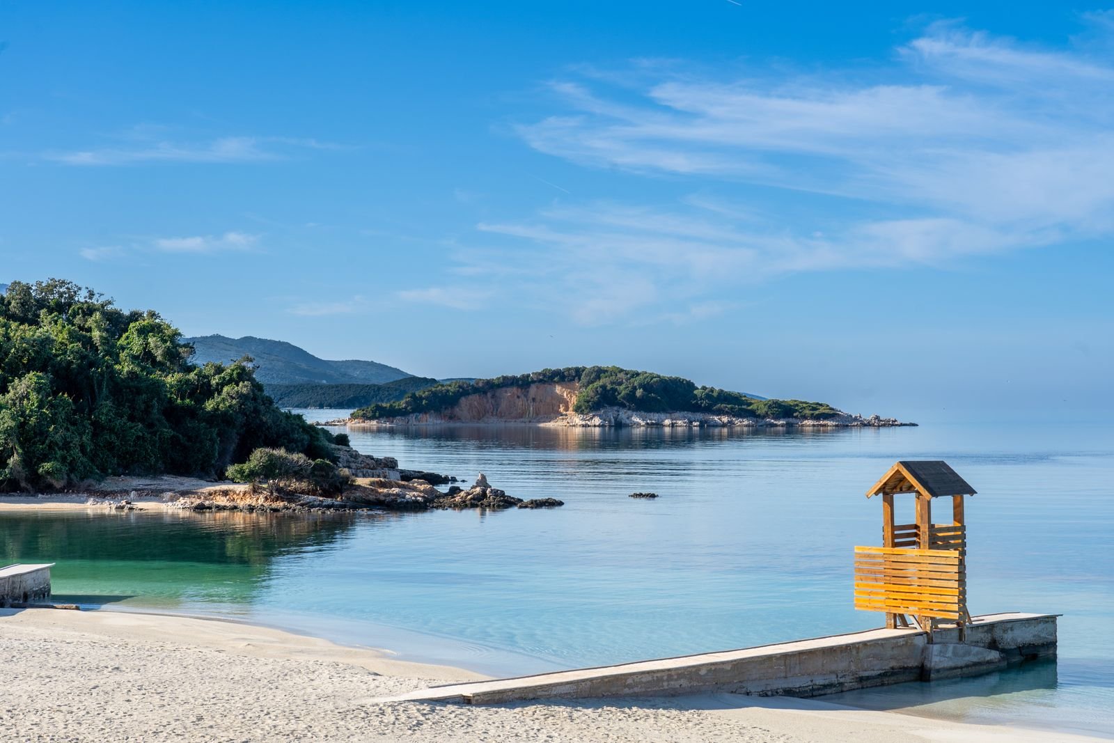 Plage et eau claire à Ksamil sur la côte albanaise