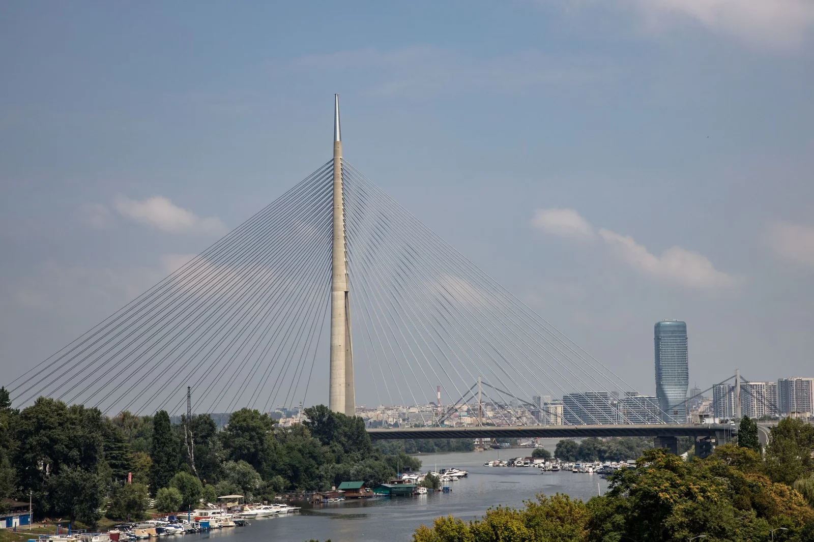 Vue de Belgrade et du pont Ada sur la Save, en Serbie