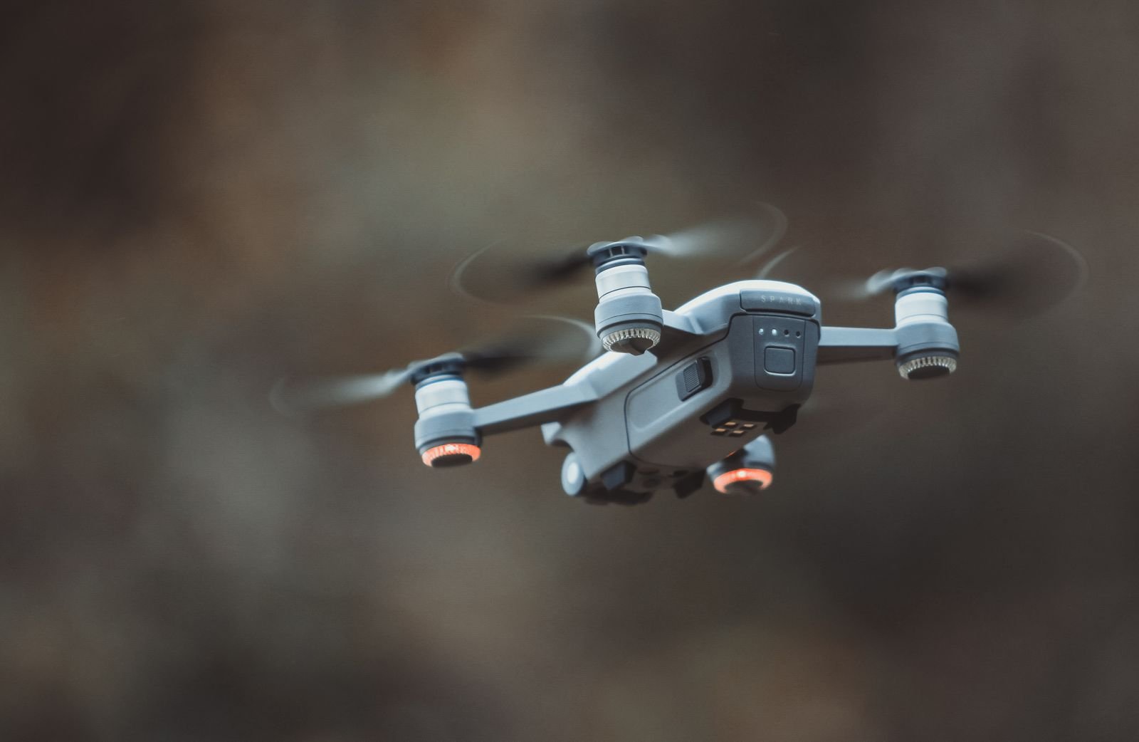 Drone en vol illustrant une opération soumise aux règles européennes