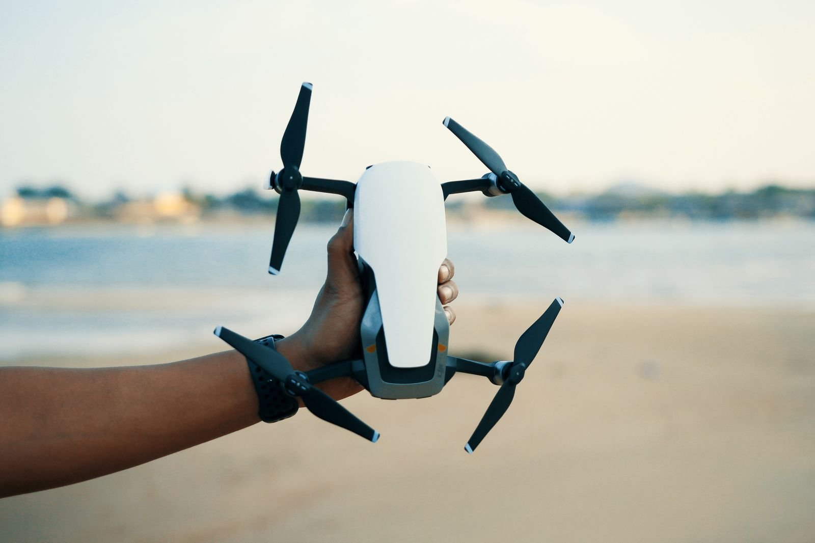 Télépilote préparant un drone pour une mission professionnelle