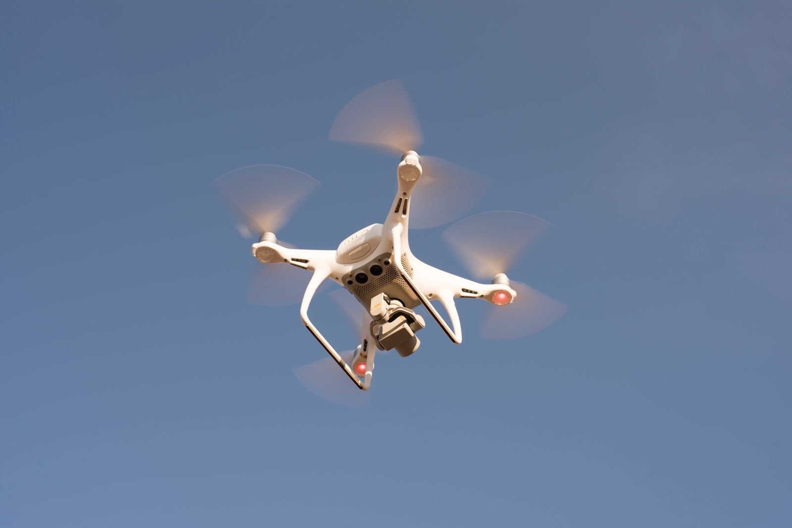 Drone en vol de nuit préparé selon les règles européennes