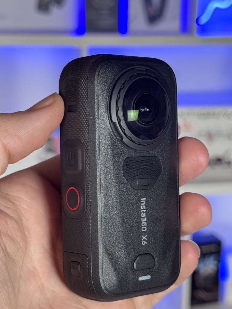 insta360 X6 dans la main arriere