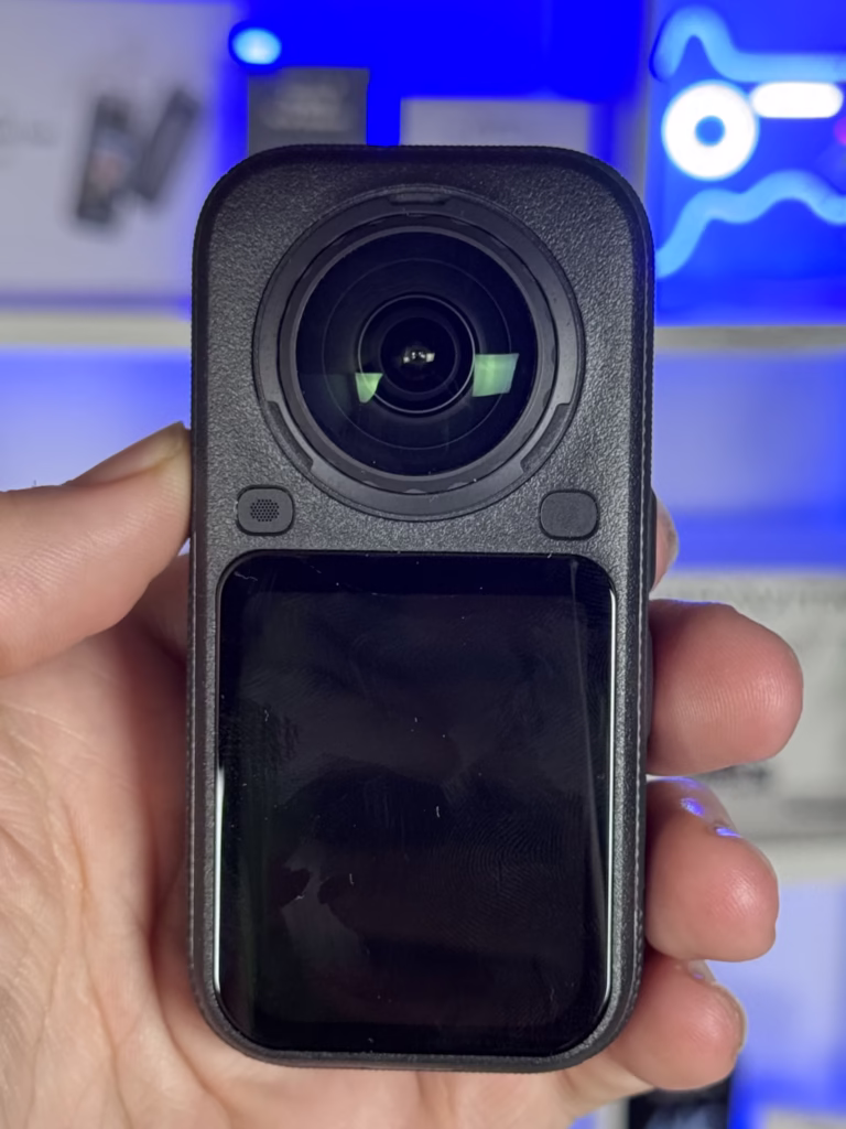 insta360 X6 dans la main