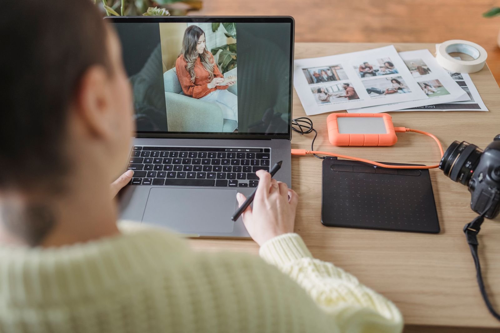 Photographe retouchant des photos sur ordinateur portable