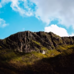 Montagnes éclairées par une lumière douce pour illustrer les conseils de photo de paysage