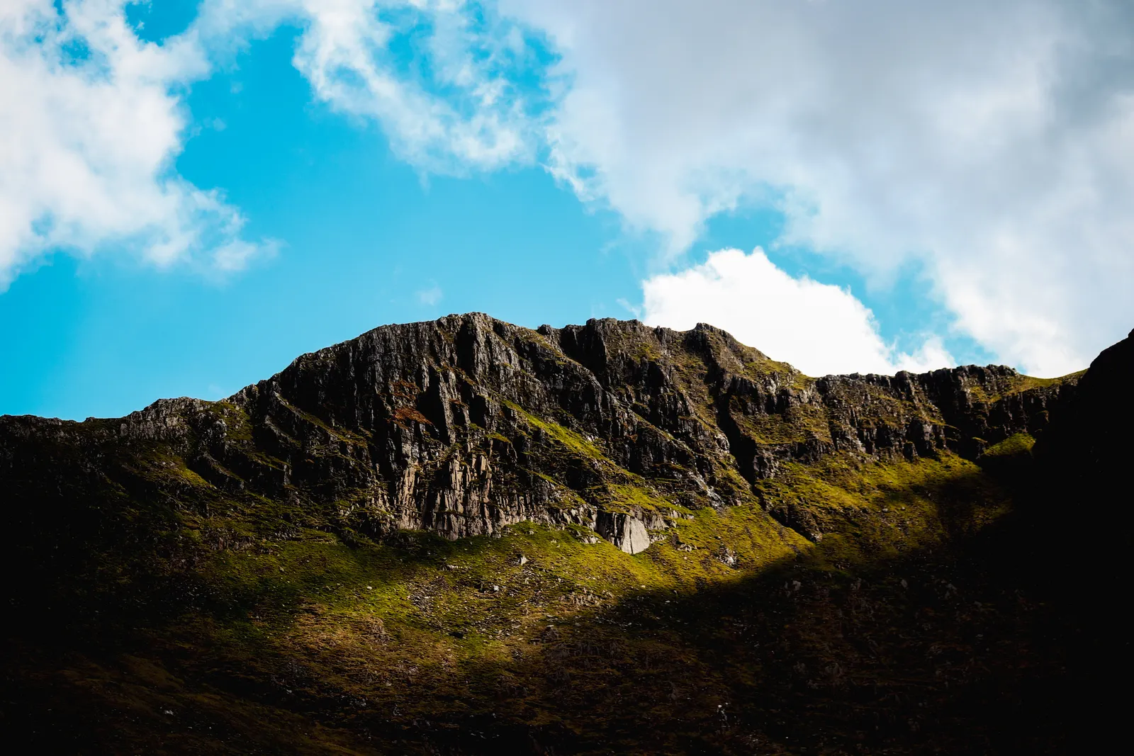 Montagnes éclairées par une lumière douce pour illustrer les conseils de photo de paysage