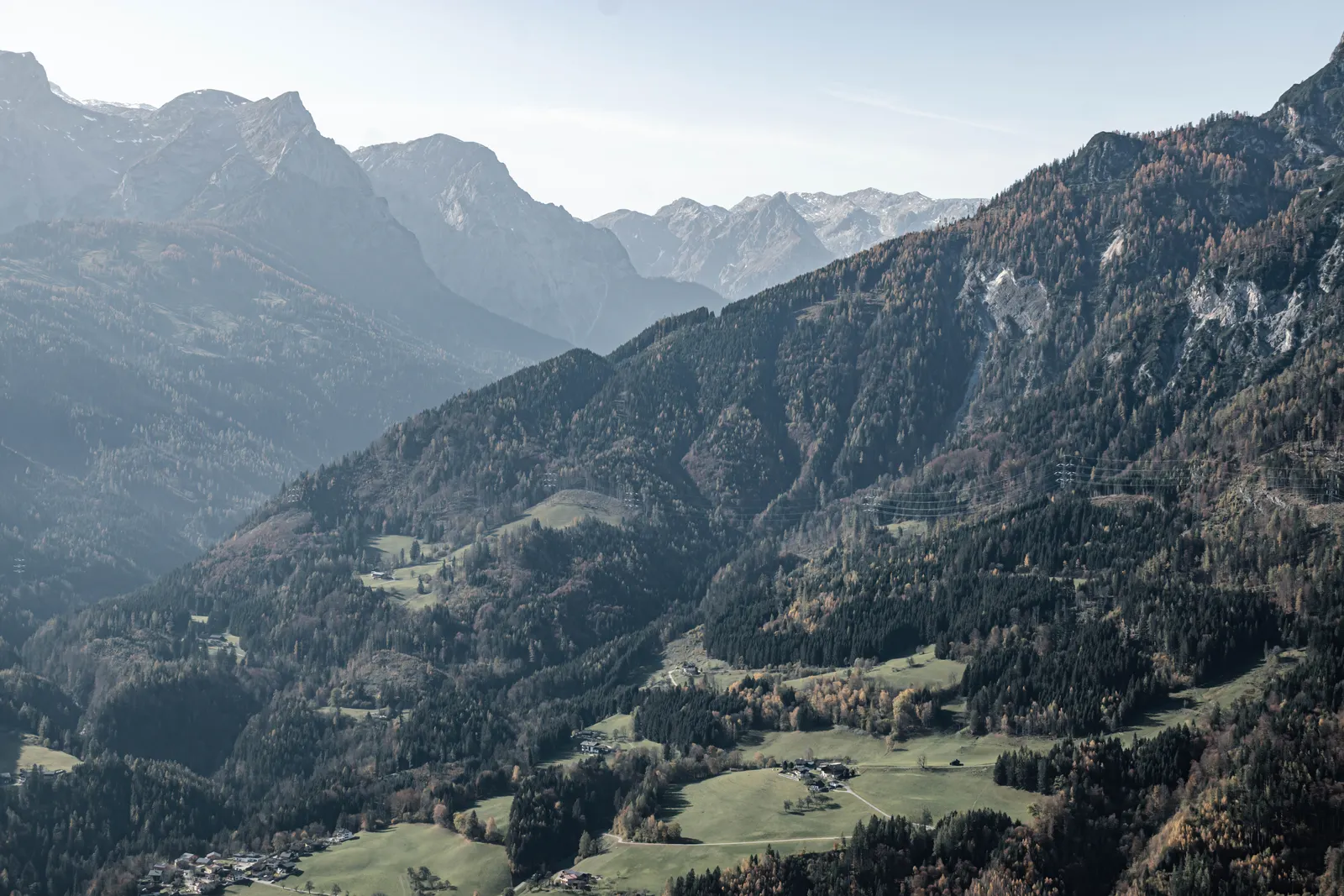 Vallée montagneuse illustrant la profondeur en photographie de paysage