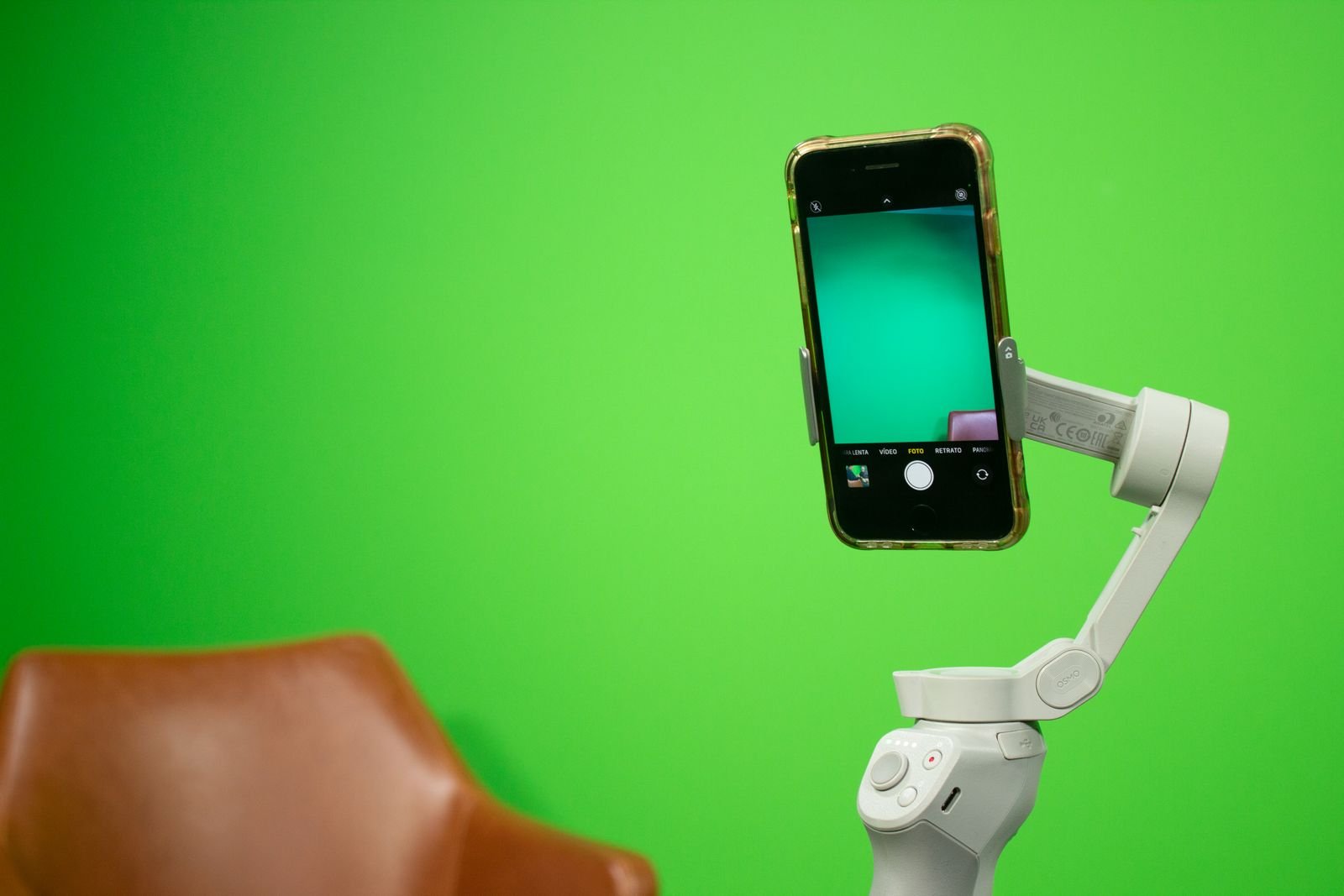 Smartphone sur stabilisateur dans un setup vidéo avec fond vert