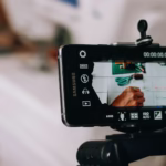 Smartphone monté sur un trépied pour filmer une scène de création de contenu