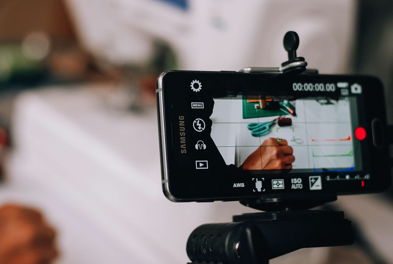 Smartphone mounted on a tripod to film a content-creation scene